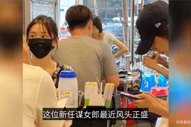 21岁谋女郎刘浩存街边吃饭，镂空上衣大秀美背，打扮朴素接地气视频封面