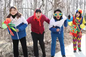 小丑2：妈妈跟气球小丑砍价，结果一百块的气球免费拿下！太逗了视频封面