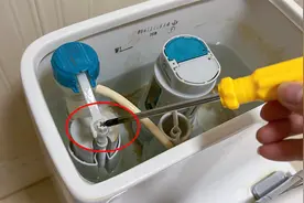 马桶冲水无力别着急！只要动一下这个“小开关”，立马解决烦恼