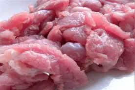 腌肉片别再用生粉了，教你个窍门，肉片口感嫩滑，老肉也能变嫩肉