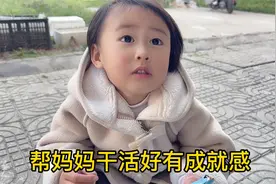 宝宝使出吃奶的劲帮妈妈拿快递，得到奖励好有成就感，宝宝长大了视频封面