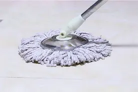 清水拖地等于白拖，在水里倒一点，拖地干净不留水渍，方法真实用