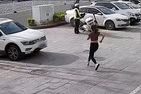 车辆违停交警刚要开罚单 女子百米冲刺跑来挪车 交警当场愣在原地视频封面