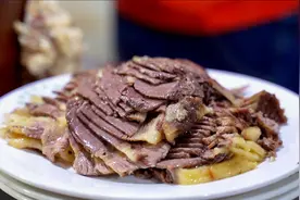 火哥川菜回家中国行云南站，昆明第一餐牛肉烧烤汤锅味道巴适视频封面