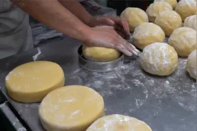 50岁大叔烙饼20年，150元一个，每天制作400个，想吃得提前预约视频封面