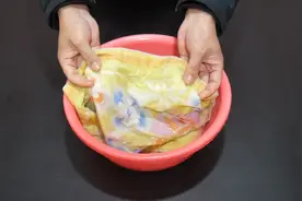 不管多油多脏的枕套，一个小方法，洗完干净如新，省时又省力