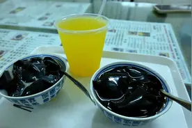 一个黑乎乎，略苦的东西居然可清热解毒，滋阴润燥-龟苓膏