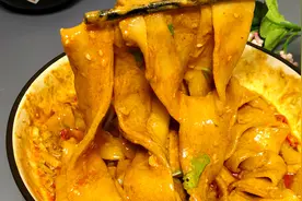 麻酱料汁调好了宽粉才好吃，就要这种粘粘乎乎的感觉，吃起来过瘾视频封面