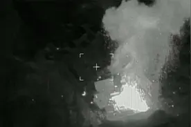 俄军苏-25夜袭乌克兰军事仓库：爆炸后腾起浓烟 第一视角画面曝光视频封面