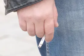 俄罗斯新法禁止在阳台吸烟 烟民吐槽：那我在哪里抽？视频封面