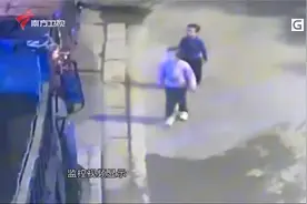 点赞！外卖小哥遇走失孩子，暖心将其安全护送回家|城事特搜视频封面