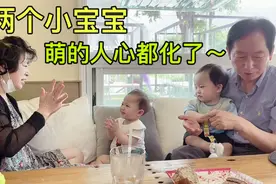 韩国公婆带俩双胞胎孙子出门玩，俩孩子人见人爱，还有人送礼物！视频封面