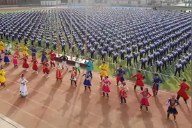 航拍！内蒙古一中学3000余学生课间齐跳蒙古舞，场面太震撼视频封面