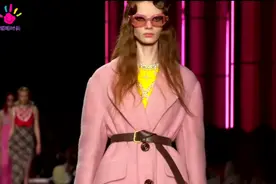 PRADA亲闺女miumiu秋冬大秀，打造独立乌托邦女性，大玩复古优雅视频封面