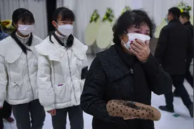 60岁失独母亲生双胞胎，12年后老伴离世，墓地位置让人泪目视频封面