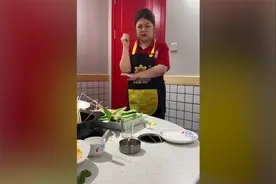 分手后，偶遇服务员前女友是一种什么感受？视频封面