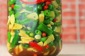 厨师长教你地道农家腌辣椒方法，香辣脆爽吃不够，放一年也不坏