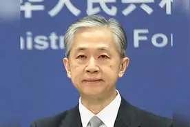 3名留学生因手机有军训照遭美国遣返，外交部回应视频封面