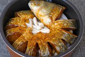 把一整条鱼扔进电饭锅，第一次见这种做法，鱼肉鲜嫩入味，太香了