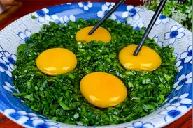韭菜里打入4个鸡蛋，出锅太香了，第一次见这做法，营养又美味视频封面