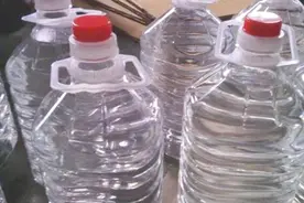 为什么散装的白酒要用塑料瓶装？这样装白酒有危害吗？