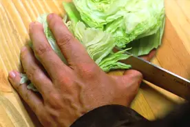 男子帮暗恋对象切菜，不小心切掉手指，却毫无知觉！美国剧情片视频封面