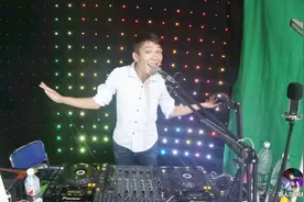 原来枫枫是这样帮人制作DJ串烧的，边录边跳边搞笑，感觉还真不错