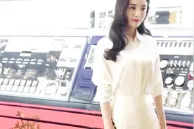 杨幂专属春晚礼服曝光，美人穿上礼服，长腿细腰尽显好身材！视频封面