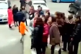 四川南充6岁男孩从自家窗户坠落 头破血流 家长抱孩子坐地上痛哭视频封面