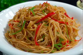 秋天吃藕胜过吃肉，试试这道素炒藕丝，香辣脆爽，开胃下饭