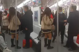 实拍：大连一男子地铁偷拍女生被乘客怒斥 男子：你脑子被驴踢了视频封面