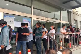 北京电动车上牌排出大长龙 带牌销售网点一站式服务可节约时间视频封面