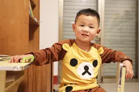 儿子说错话，爸爸很尴尬，趁机教育儿子，小欧机智应对