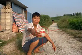 马路上捡到一盒香烟，打开一看发愁了，这可咋办视频封面