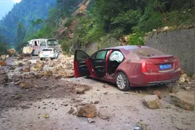 河南小夫妻穷游中国，阿坝州路太危险了，老司机吓的腿发软