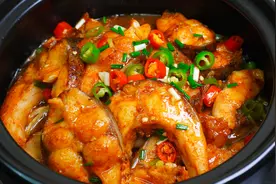 入秋后，草鱼就得用砂锅炖着吃，鲜嫩入味，一点也不腥，越炖越香视频封面