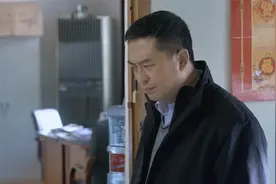 男人利用裙带关系进入国企，上班呼呼大睡，结果厂长不惯着他视频封面