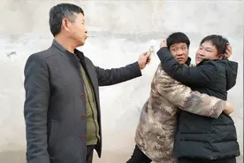 短剧；兄弟俩为了一块钱，互相扇自己嘴巴也是没谁了视频封面