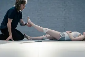 男人绑架了一个年轻女孩，把她锁在地下室，直到爱上了他！视频封面