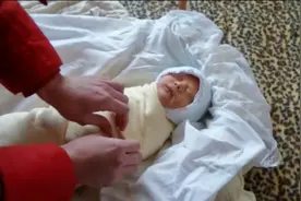 新生儿回家啦，解开层层包被，最后光着身子宝宝的反应太萌了视频封面