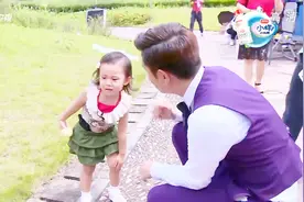 甜馨真长大了，摔倒了自己揉一揉就不哭了！馨爷太坚强了！