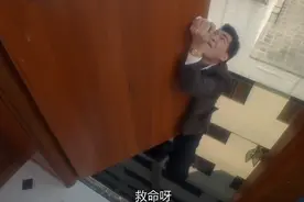 太过分！一男子整人，尽把人推下楼视频封面