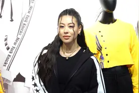蔡诗芸忽略老公王阳明全心照顾女儿 超级享受当妈妈的感觉视频封面