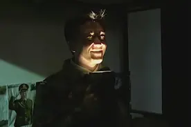 马队长半夜装鬼吓人！拿着手电筒照脸！队友纷纷说他有病！视频封面