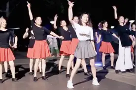 最近火遍全网的《野狼disco》左手画龙右手画彩虹，太上头了！视频封面