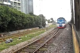 记录回忆陇海铁路，老式绿皮火车出洛阳东进洛阳站，开往西安方向视频封面