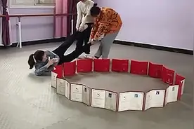 舞蹈老师低成本运镜为孩子们拍考级证书，网友：有点费老师视频封面