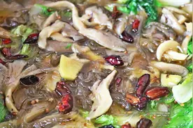 蘑菇和粉条这个做法太好吃了，上桌连汤汁都不剩，和米饭更是绝配