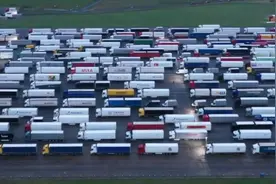 英国前往法国的货物路线被阻后 司机们按喇叭抗议视频封面