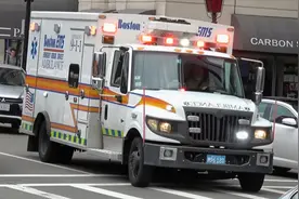 美国波士顿重型救护车紧急通过拥堵路段